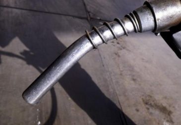 Доллар укрепляется, цена на нефть падает: Россия предупреждает о перепроизводстве