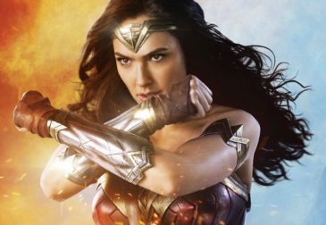 Фанаты «Wonder Woman» прячут мечи за своими спинами