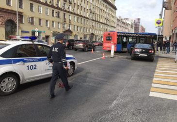 Рейсовый Mercedes-Benz снёс фонарь и повредил новую плитку на Тверской ко дню города