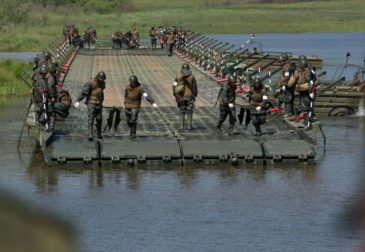 Российские военные под огнем террористов возвели мост через Евфрат