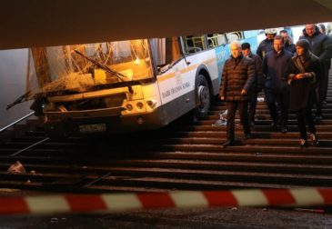 Водитель автобуса на «Славянском бульваре» отвлекался на смартфон