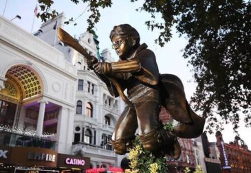 В центре Лондона установили памятник Гарри Поттеру