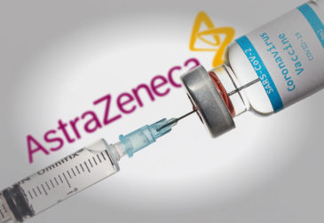 Переобулись: Франция одобрила вакцину AstraZeneca для людей старше 65 лет