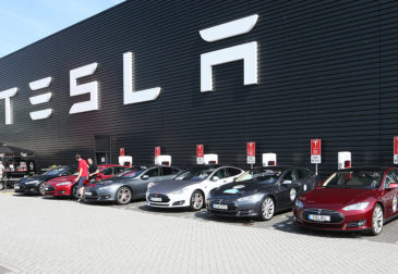 Tesla отзывает около 300.000 автомобилей из Китая