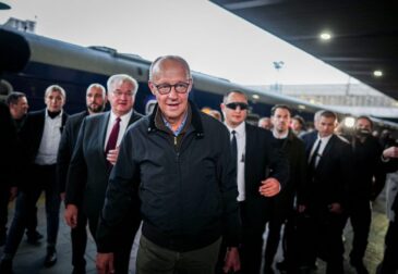 Канцлер Германии неожиданно приехал в Киев и попал под удары